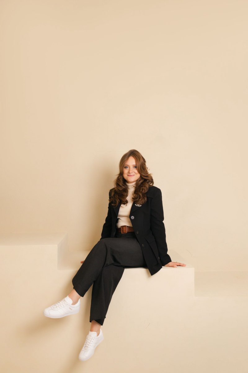 Hero - siedząca z przestrzenią